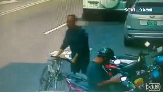 退休教授倒車爆衝撞！單車阿伯險遭輾