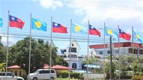 迎接蔡總統首次國是訪問　帛琉街道掛滿國旗（圖／翻攝自Island Times）