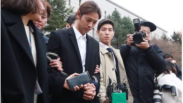 被捕了！鄭俊英認拍淫片遭警上銬拘留