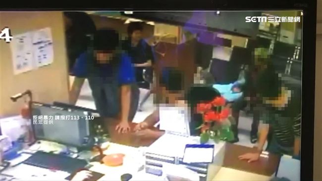 2歲童被伯父當狗踹　監理站竟冷眼觀