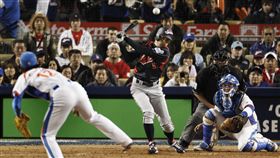 ▲鈴木一朗與林昌勇2009年WBC決賽成為經典畫面。（資料照／美聯社／達志影像）