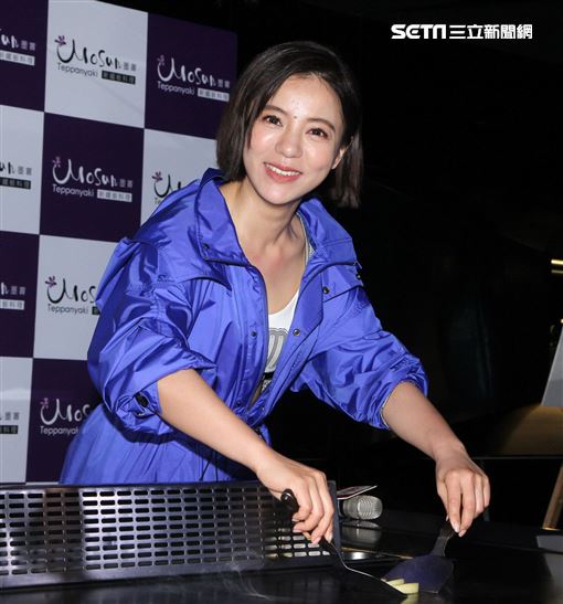 丁噹親自下廚鐵板燒蘋果松阪豬。（記者邱榮吉/攝影）