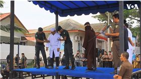 伊斯蘭教,印尼,婚前性行為,鞭刑　圖／翻攝自YouTube