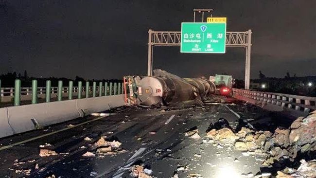 西濱公路疑閃掉落廢紙　化學槽車翻覆