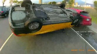 計程車莫名往右飄移　保時捷慘被爆尾