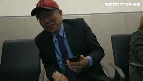 柯文哲訪美，機場座位上充電。