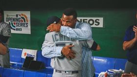 美職／歷史一抱！一朗、小葛瑞菲相擁
MLB,西雅圖水手,鈴木一朗,Ken Griffey Jr.,退休
翻攝自西雅圖水手官方推特