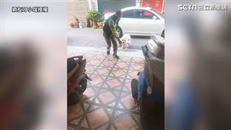 鬆獅想上車　阿公遞零食「三請」回家