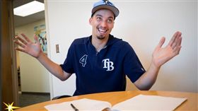 ▲薪水三級跳，史奈爾樂得合不攏嘴。（圖／翻攝自光芒推特）