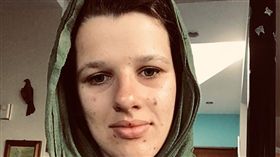 清真寺血案後齊反仇恨　紐西蘭婦女戴伊斯蘭頭巾（圖／翻攝自@MillsWorkman Twitter）