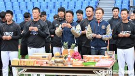 桃猿總教練洪一中帶領全隊團拜。（圖／記者王怡翔攝影）