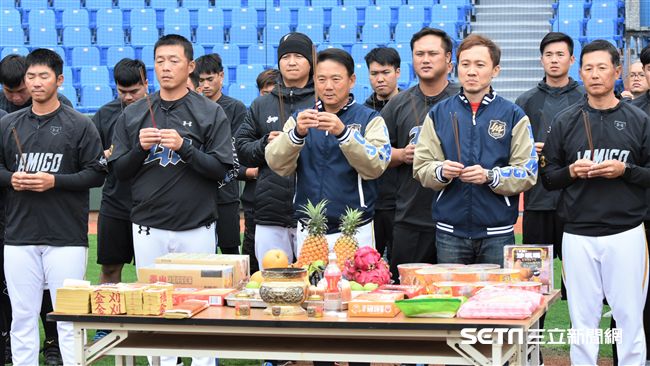 中職／開幕戰　唐盼盼開球洪一中接捕