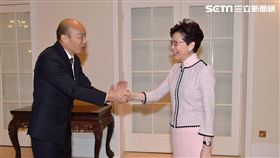 韓國瑜雙手緊握香港特首林鄭月娥，圖／香港政府新聞處