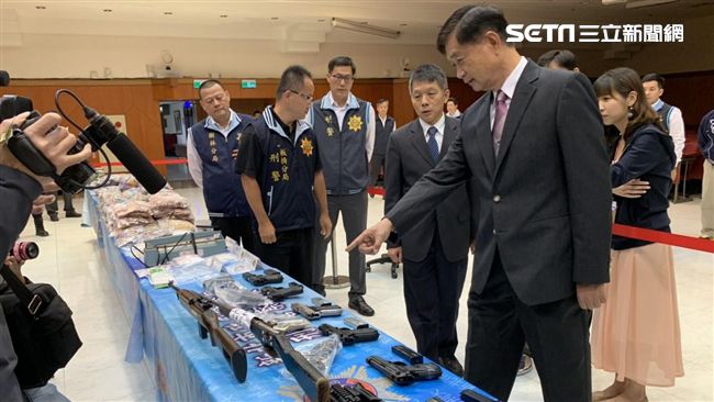 毒、槍滿桌都是…新北警展現超猛成果
