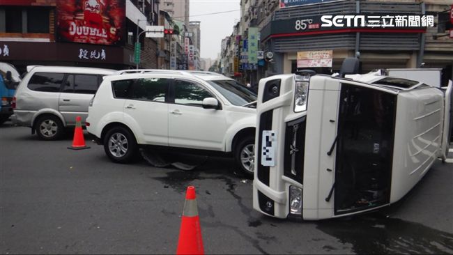 廂型車翻美籍家族受困　熱心民眾搶救