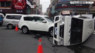 廂型車翻美籍家族受困　熱心民眾搶救