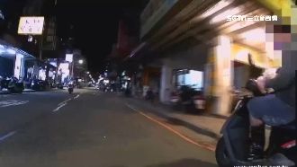 單手騎車吃雞排　貪吃男藏毒遭攔狂逃