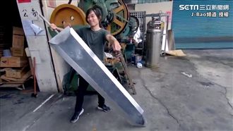 《烙印勇士》實體武器　兩米劍爆西瓜