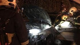 新北,汽車火警,火燒車,廢鐵（圖／翻攝畫面）