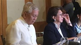 菲國前外交部長羅沙里歐（Albert del Rosario）、前監察使莫拉萊斯（Conchita Carpio-Morales）15日和漁民一起向國際刑事法院（ICC）對中國官員提出指控。（圖／翻攝自Rex Remitio臉書）