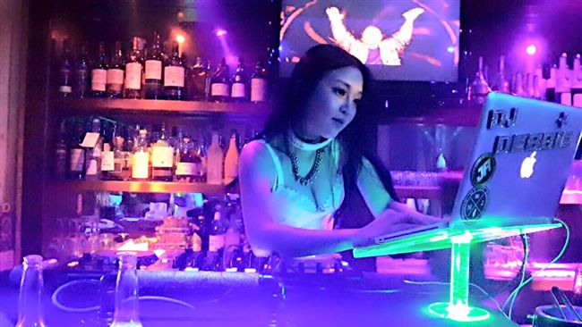 幼教老師刻苦練功　變身夜店性感DJ