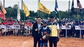 ▲頂新三董魏應充擔任2019臺中市主委盃暨臺日少棒軟式棒球錦標賽開球貴賓。（圖／主辦單位提供）