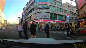 老翁卡車陣　高中生「肉身擋車」攙扶