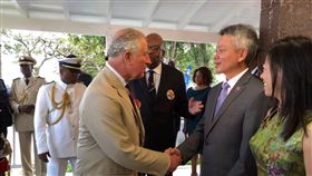 我國駐聖克里斯多福及尼維斯大使館臉書粉絲頁發文【查爾斯王子昨晚知道了…】並附上三張英國王儲夫婦查爾斯王子及卡蜜拉分別與我大使李志強的互動照片。中華民國駐聖克里斯多福及尼維斯大使館臉書。