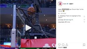 ▲球就這麼剛好卡在籃板最上緣。（圖／翻攝自NBATV IG）