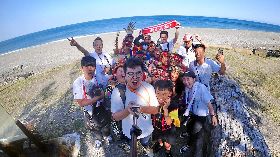 楊文逸為偏鄉學子拍攝畢業紀念冊