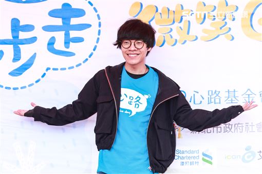 盧廣仲參加慈善路跑活動，與參賽選手互動熱絡。（記者林士傑/攝影）