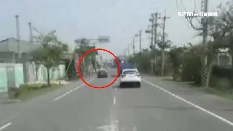 駕駛逆向狂飆追值勤警車　還錄影嗆警