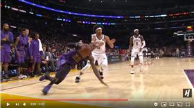▲『詹皇』LeBron James切入時滑倒錯失追平比賽機會。（圖／翻攝自House of Highlights）