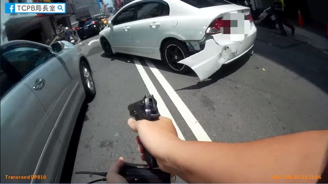 舊式手槍淘汰　台中警局拍片感性道別