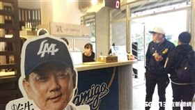 ▲Lamigo桃園青埔球場鬆餅球專賣店為洪一中做招牌。（圖／記者蕭保祥攝影）