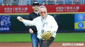 中華職棒元年會長唐盼盼為比賽開球。（圖／林士傑攝影）