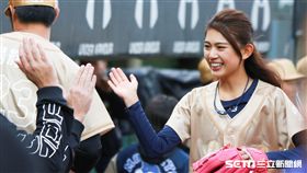 本棒球美少女坪井美沙音來台開球。（圖／記者林士傑攝影）