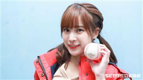 Lamigirls孟潔展示中華職棒30周年紀念球。（圖／記者林士傑攝影）