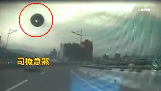 水泥車超載17噸！輪胎噴飛砸中小黃