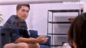 王傳一下半身只著內褲打電動。（圖／東森提供）