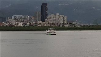 遊艇疑遭漁網勾住　38人受困待援