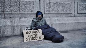 流浪漢,露宿者,行乞,社會福利,食物,清潔員,無賴,英國,露宿街頭60天 圖／翻攝自推特