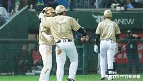 桃猿郭嚴文逆轉安打。（圖／記者林士傑攝影）