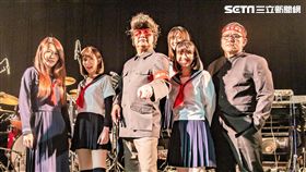 陳昇帶領著穗花高校團員在台北Legacy開唱。（圖／Legacy提供）