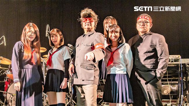 音樂頑童脫了！台上公然挑逗女學生