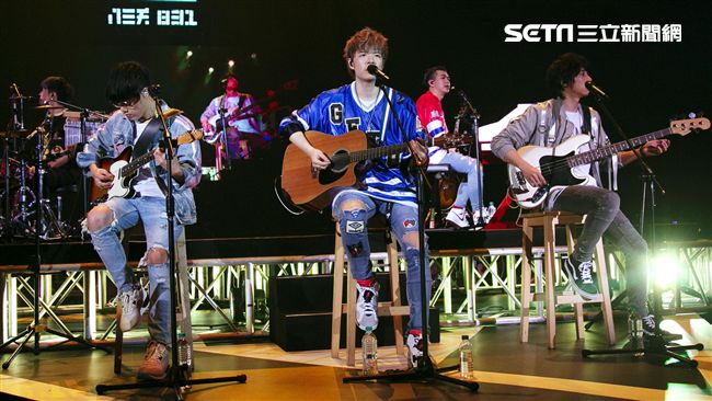 八三夭擁萬粉齊跳蛋　熱唱嗨爆南台灣