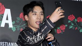 韓國藝人勝利來台灣出席服飾品牌旗艦店開幕，跟粉絲透漏即將來台開演唱會。（記者邱榮吉/攝影）