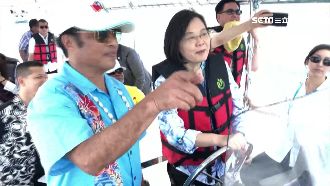 懷念開車速度感!小英帛琉海上飆船