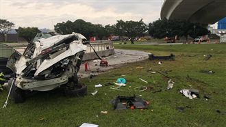 休旅車噴飛撞護欄墜落！驚悚畫面曝光