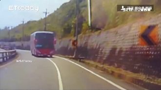 遊覽車逆向撞警車　目擊者狂虧老司機